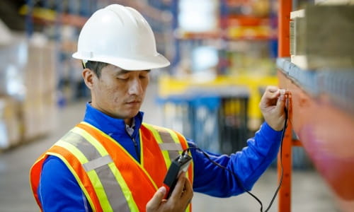 Inspection des rayonnages par des experts