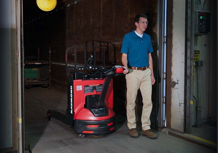 Raymond 8210 walkie pallet truck with static torque control