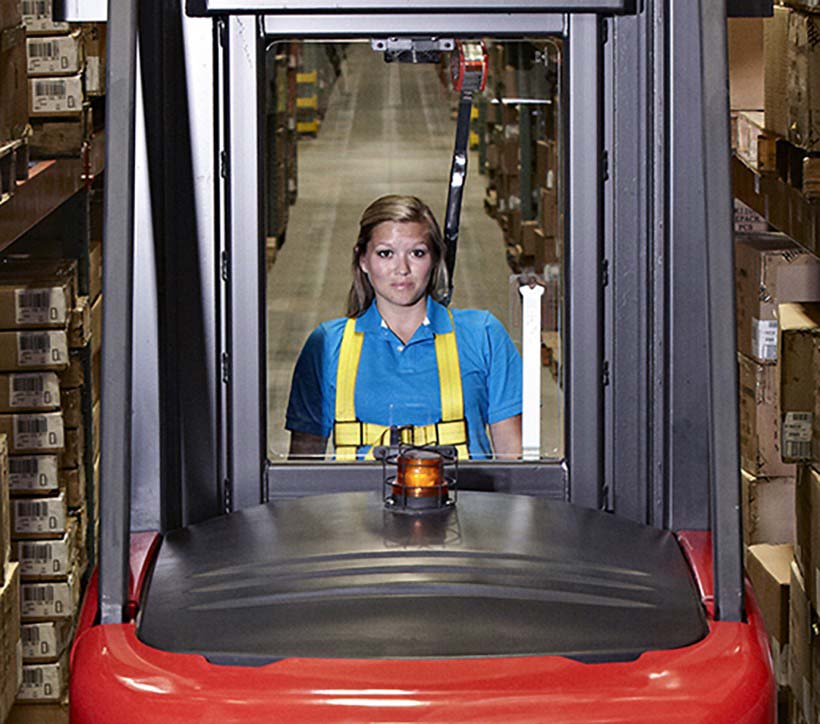 Raymond 9000 Series Swing Reach Truck Open View Mast Design